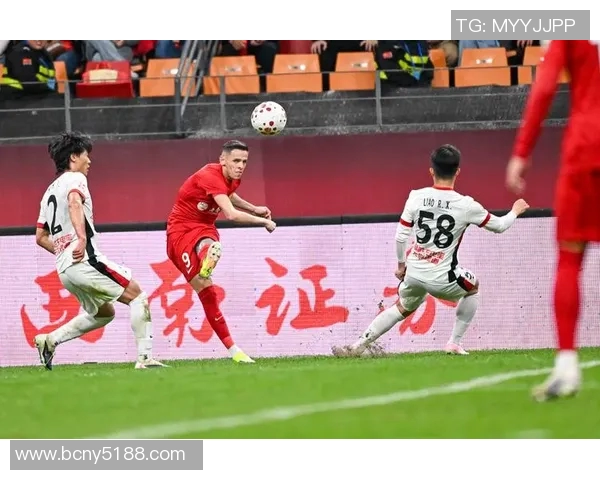 重庆队在主场以3比5不敌延边队上演进球大战引发球迷热议